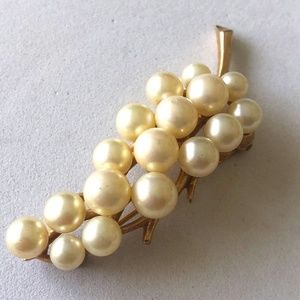 COPY - Vintage Majorica Pearl Brooch